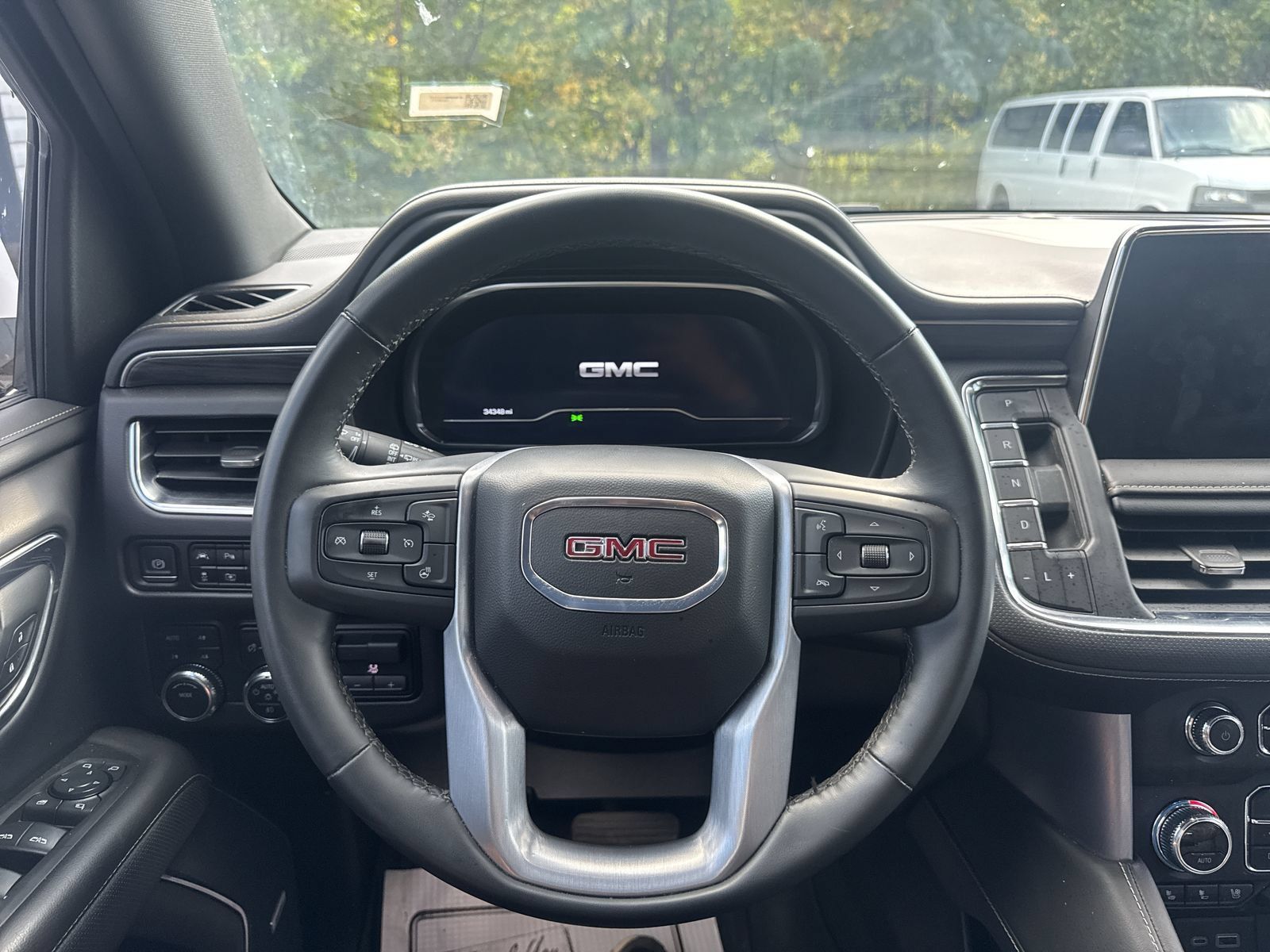 Used 2024 GMC Yukon SLT w/ SLT Premium Package AWD/4WD image 17