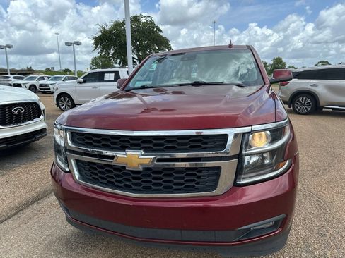 Used 2020 Chevrolet Suburban LT w/ Luxury Package RWD image 2