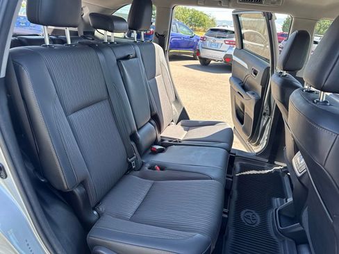 Used 2017 Toyota Highlander Plus AWD/4WD image 16
