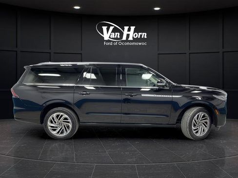 Used 2025 Lincoln Navigator L Reserve AWD/4WD image 2