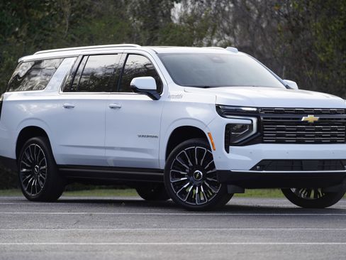 New 2026 Chevrolet Suburban High Country image 2