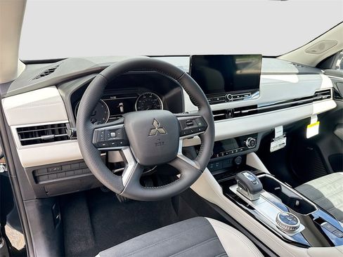 New 2025 Mitsubishi Outlander SE image 9