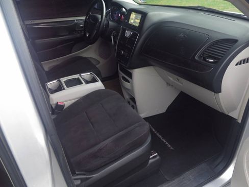 Used 2011 Chrysler Town & Country Touring FWD image 17