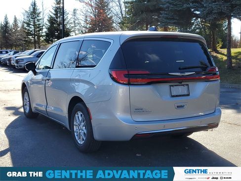 New 2026 Chrysler Pacifica Select image 3