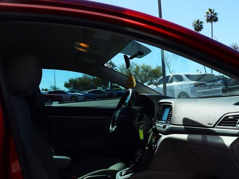 Used 2017 Hyundai Elantra SE image 31