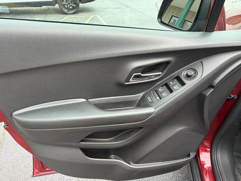 Used 2021 Chevrolet Trax LT w/ LT Convenience Package FWD image 18