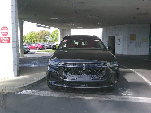 Used 2025 Lincoln Nautilus Black Label w/ Jet Appearance Package image 2