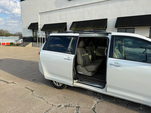 Used 2015 Toyota Sienna XLE Premium image 23