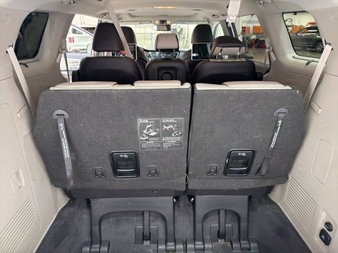 Used 2019 Kia Sedona SX image 18