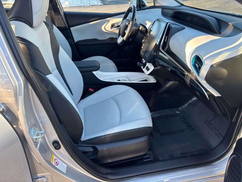 Used 2017 Toyota Prius Prime Premium image 13