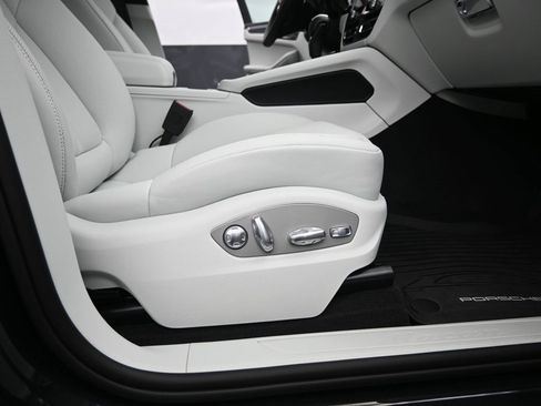 New 2025 Porsche Macan image 13