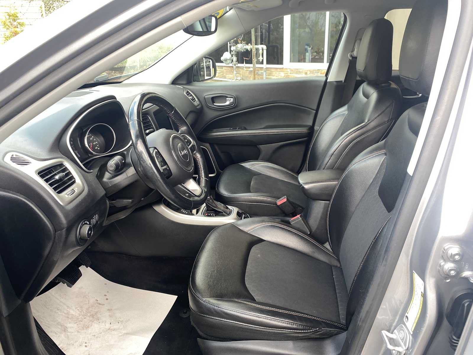 Used 2018 Jeep Compass Latitude w/ Popular Equipment Group AWD/4WD image 9