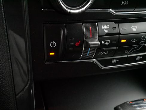 Used 2018 Ford Explorer XLT w/ Equipment Group 202A AWD/4WD image 27