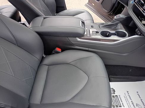 Used 2021 Toyota Highlander Platinum image 18