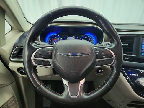 Used 2019 Chrysler Pacifica Touring-L FWD image 12