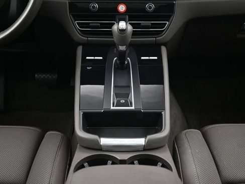 Certified 2023 Porsche Macan AWD/4WD image 10