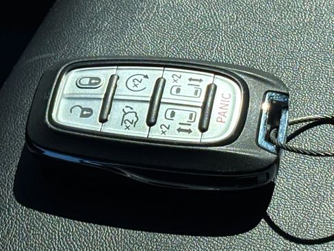 Used 2025 Chrysler Pacifica Select image 21