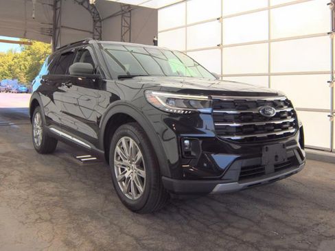 Used 2025 Ford Explorer Active w/ Active Comfort Package AWD/4WD image 4