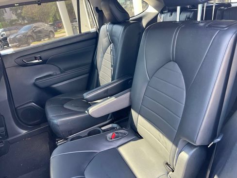 Used 2022 Toyota Highlander XLE AWD/4WD image 24