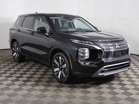 New 2026 Mitsubishi Outlander SE FWD image 2