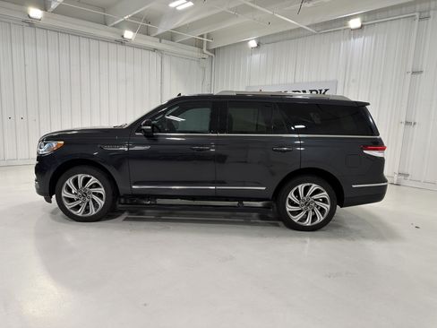 Used 2023 Lincoln Navigator Reserve RWD image 2