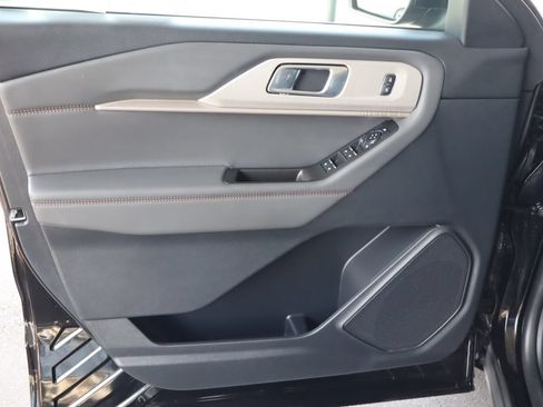 Used 2025 Ford Explorer Active w/ Active Comfort Package RWD image 18