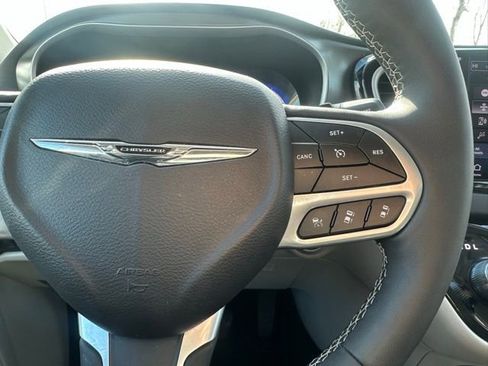 Used 2024 Chrysler Pacifica Touring-L image 22