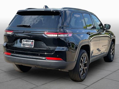 Used 2025 Jeep Grand Cherokee Altitude AWD/4WD image 13