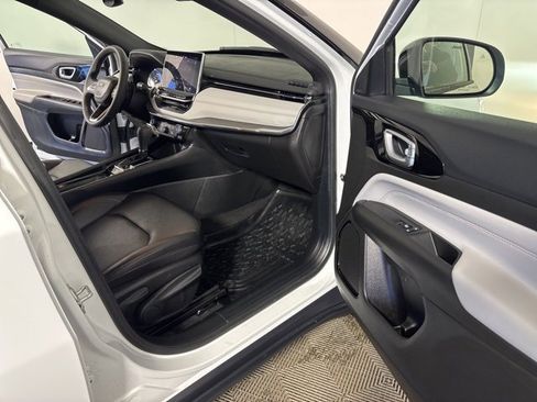 Certified 2024 Jeep Compass Limited image 27