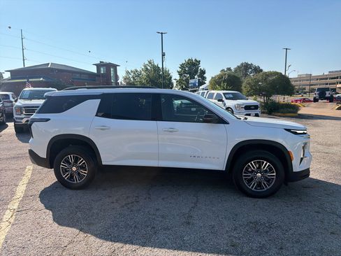 Used 2024 Chevrolet Traverse LT FWD image 4