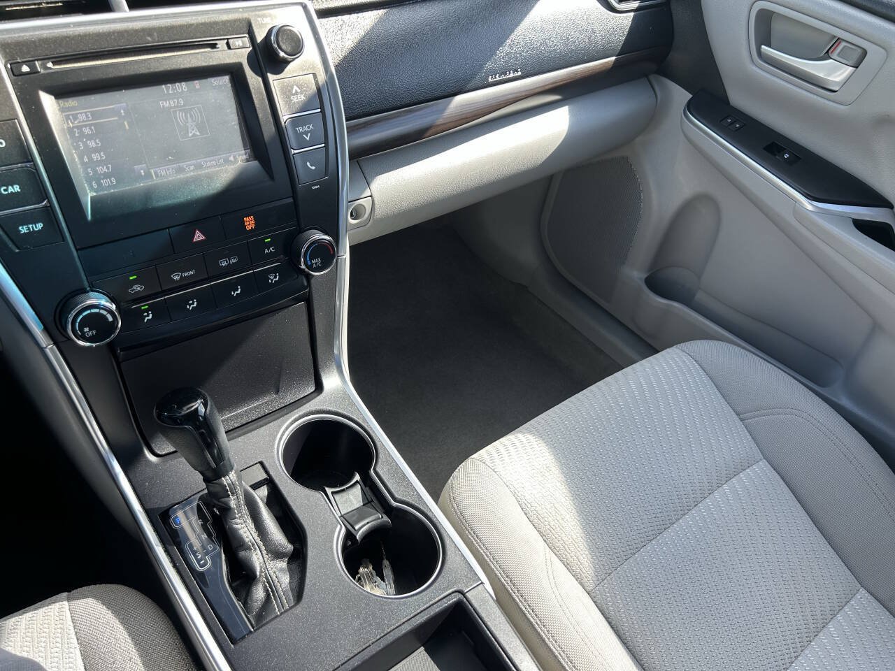 Used 2017 Toyota Camry LE FWD image 19