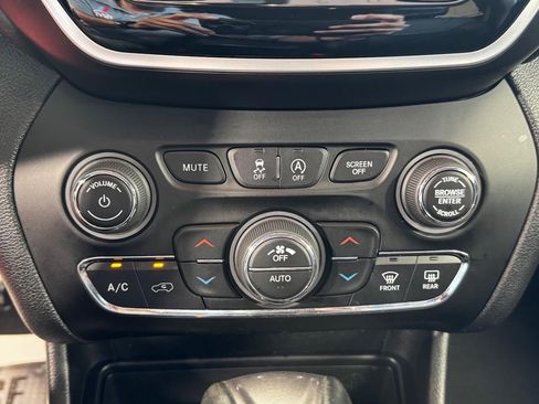 Used 2019 Jeep Cherokee Limited image 23