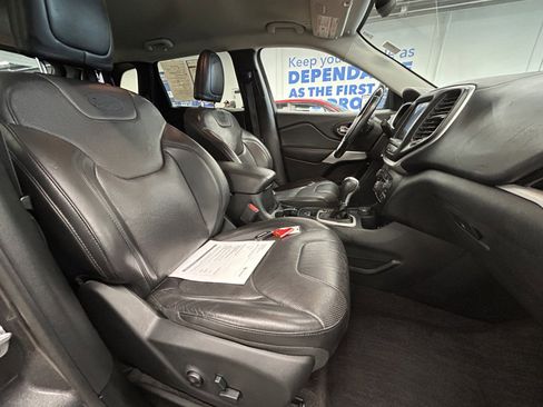 Used 2018 Jeep Cherokee Overland w/ Technology Group image 19