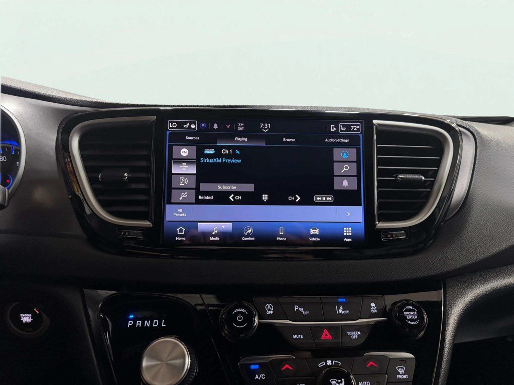 Used 2025 Chrysler Pacifica Select FWD image 13