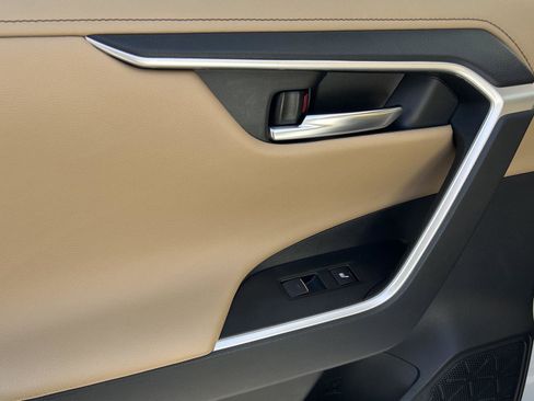 Used 2022 Toyota RAV4 Limited image 16