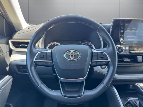 Used 2022 Toyota Highlander XLE AWD/4WD image 13