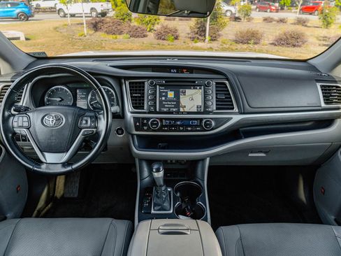 Used 2017 Toyota Highlander Limited image 21
