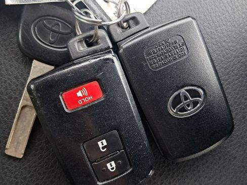 Used 2021 Toyota Tacoma TRD Off-Road w/ Technology Package AWD/4WD image 28