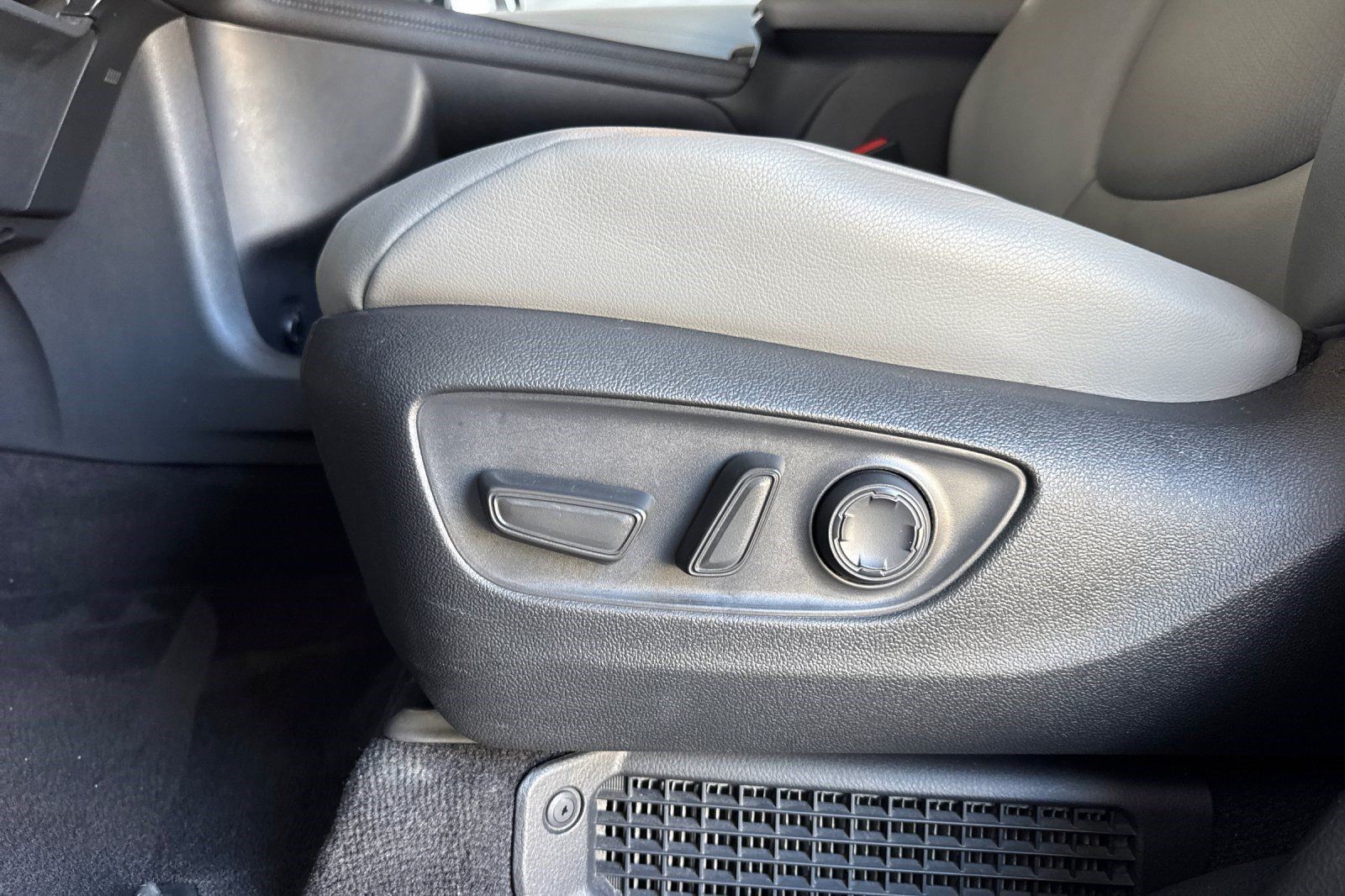 Used 2025 Toyota Sienna XLE FWD image 15