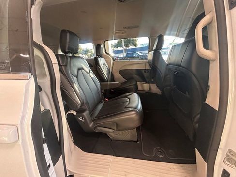 Used 2024 Chrysler Pacifica Touring-L image 29