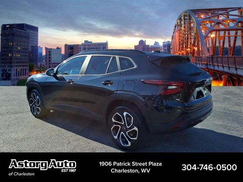 Used 2025 Chevrolet Trax RS w/ Sunroof Package image 5