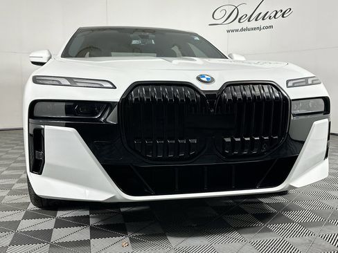Used 2023 BMW 760i xDrive image 29