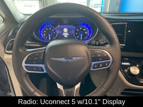 Used 2024 Chrysler Pacifica Touring-L FWD image 5
