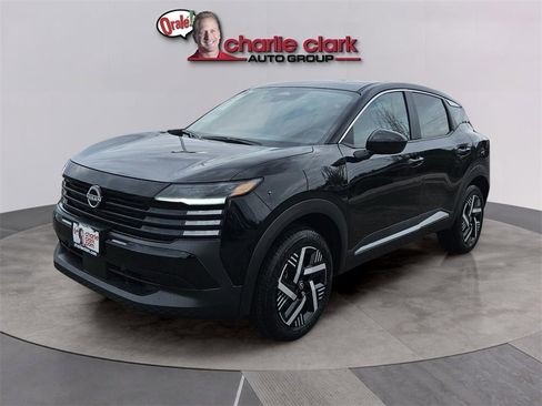 Used 2025 Nissan Kicks SV image 1