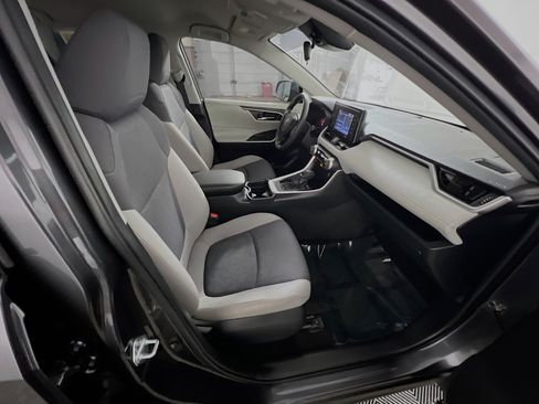 Used 2020 Toyota RAV4 XLE FWD image 31