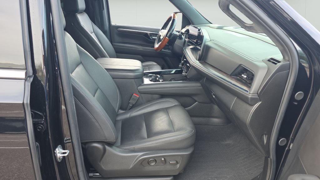 Used 2025 Chevrolet Suburban LT RWD image 15