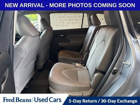 Used 2024 Toyota Highlander XLE AWD/4WD image 12