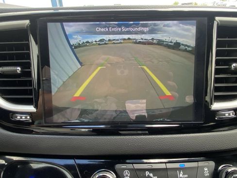 Used 2025 Chrysler Pacifica Select FWD image 25
