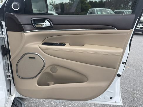 Used 2019 Jeep Grand Cherokee Overland AWD/4WD image 32