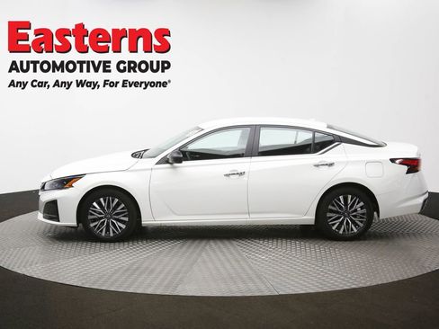 Used 2025 Nissan Altima 2.5 SV FWD image 59